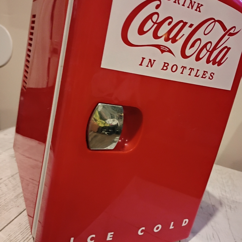 COCA COLA FRIDGE, TOBOGGAN, VINTAGE MUG, NEW MUG LOT - Picture 2 of 9